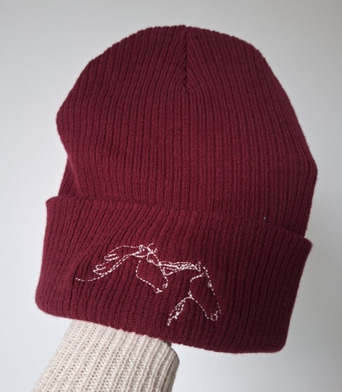 Czapka zimowa z haftem linearnym 2 konie